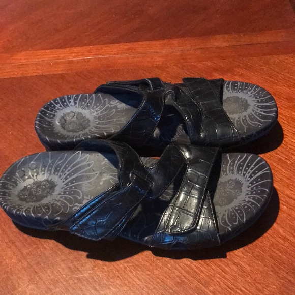 Vionic black leather strappy sandals size 7 - Picture 1 of 13